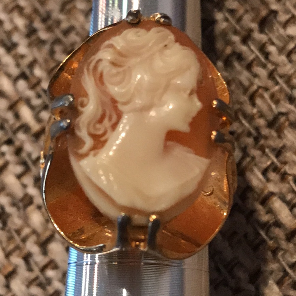 Stunning Antique Cameo Ring 18KT. HGE